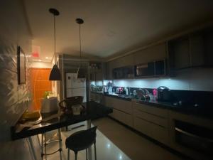 Apartamento térreo com piscina, vaga para 2 carros