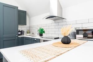 Gorgeous 1-Bedroom Acton Flat with Two Balconies at Acton, Sleeps 4