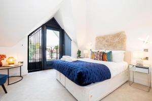 Gorgeous 1-Bedroom Acton Flat with Two Balconies at Acton, Sleeps 4