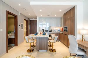 Classy and Chic 2BR in Downtown with Burj Khalifa View