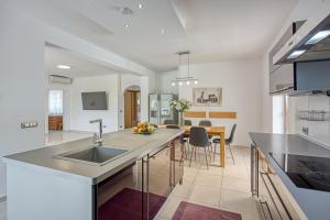 Holiday House Iris with Private Pool