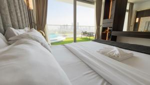 Highend Azure 1BR Sea View and Private Beach with Pool Access
