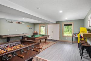 Iron Mountain - Spacious Secluded Lodge with Hot Tub & Game Room
