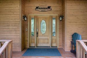 Iron Mountain - Spacious Secluded Lodge with Hot Tub & Game Room