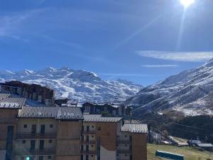 Studio skis aux pieds lumineux et tout confort avec parking – Les Menuires - FR-1-852-2