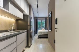 Studio Moderno com Varanda, Cama Queen & Conforto