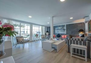 Refurbished Seafront Apartment