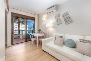 Casilda- Reformado estudio en Aloha con vistas