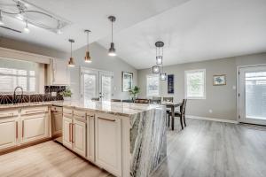Modern Updated Elite 3BR Beach Home! Close to Golf Course & Beach!