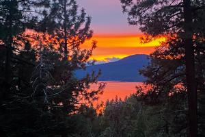 2BR Dog-Friendly Cabin with Lake Views