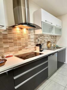 36th floor Sky city- 2 bedroom app free private parking