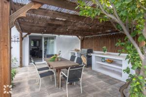 Villa Los Almendros by Abahana Villas