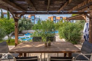 Villa Los Almendros by Abahana Villas