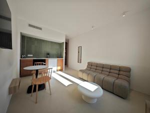 Viva Riviera Design and Sunny Commandant André