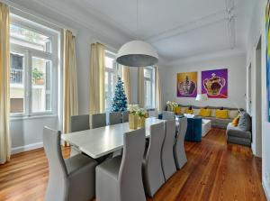 The White House in Plaka by JJ Hospitality