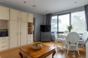 Lumineux - parking - wifi - clim - 3 lits dont 1 King size - jardin-