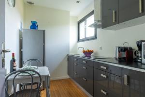 Lumineux - parking - wifi - clim - 3 lits dont 1 King size - jardin-