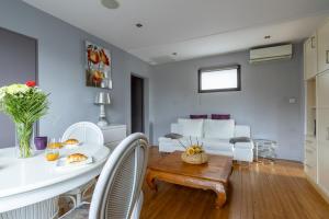 Lumineux - parking - wifi - clim - 3 lits dont 1 King size - jardin-