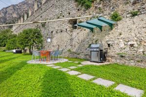 Ca dela Nua front lake