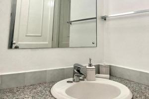 1 Bed Apartment Sleeps 4 with Free Parking