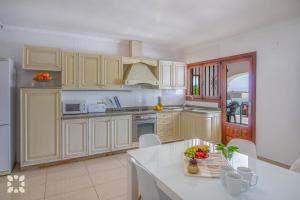 Villa Ausina by Abahana Villas