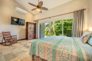 Beautiful beachfront 2BR condo, with full kitchen
