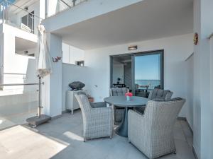 House with rooftop terrace, views and pool, Nerja