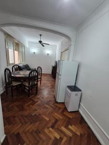 Departamento 2 ambientes con amplia sala en el centro