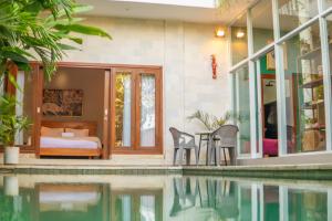 Modern 2-Bedroom Villa with Private Pool, 7m from Beach