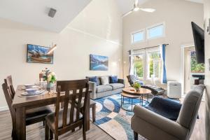 Sleeps 8 Loft with Pool Hot Tub Near Banff