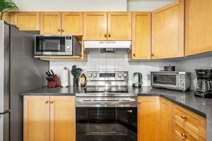 Sleeps 8 Loft with Pool Hot Tub Near Banff