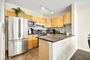 Sleeps 8 Loft with Pool Hot Tub Near Banff