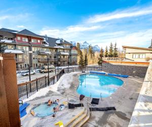 Sleeps 8 Loft with Pool Hot Tub Near Banff