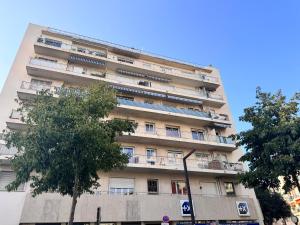 Appartement moderne 3 pièces climatisé avec balcon, plage à 2 min