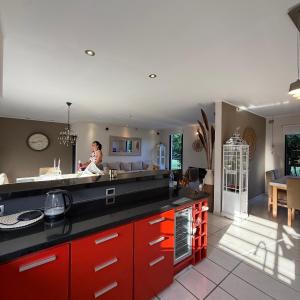 Sumergite en una gran piscina o jacuzzi