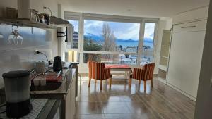 Departamento céntrico con estacionamiento y vista al lago