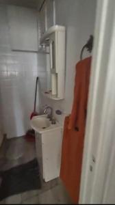 Departamento 2 ambientes con amplia sala en el centro