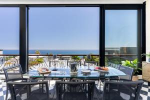 Stunning Ocean and Mountain Views, Heated Mini Pool - Villa Iparadesi Camps Bay