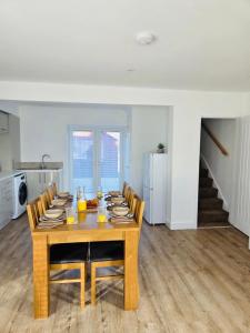 3 Bedroom Village Stay - Contractor and Professional Friendly Extended Stay Workspace