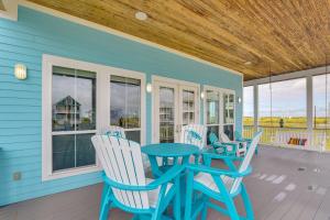 Walk to Galveston Beach: Family Gem w Balconies!