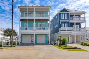 Walk to Galveston Beach: Family Gem w Balconies!