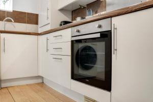 Bright 1-Bed Flat, Near Station, Fast Wi-Fi