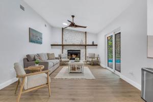 Tropical Garden Oasis, Pool & Hot Tub near Beach!