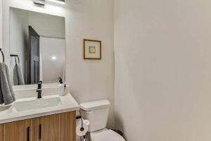 3 Min to DT - 2 Car Garage - Lux Townhome - King Bed