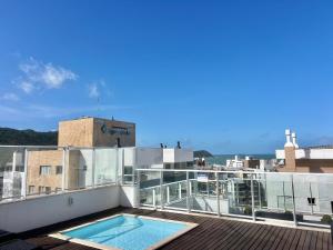 Apto piscina vista mar na praia de Palmas.- CC01J