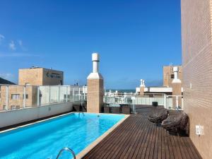 Apto piscina vista mar na praia de Palmas.- CC01J