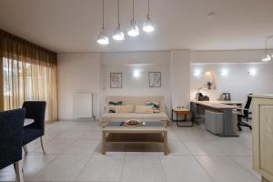 Spacious 2BR, hot tub, prvt parking, near metro