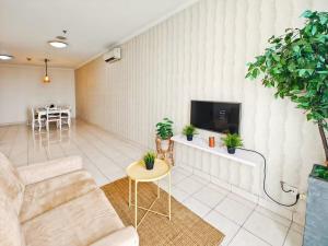 Newly Large 2BR Ambassador2 Apt with Pool Gym WiFi