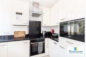 ROBIN by BOURNECOAST - A Lovely Ground Floor Apartment with a Garden and Parking - FM6096
