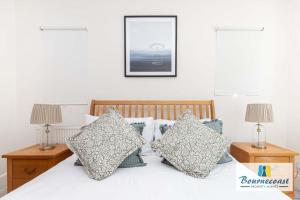 ROBIN by BOURNECOAST - A Lovely Ground Floor Apartment with a Garden and Parking - FM6096